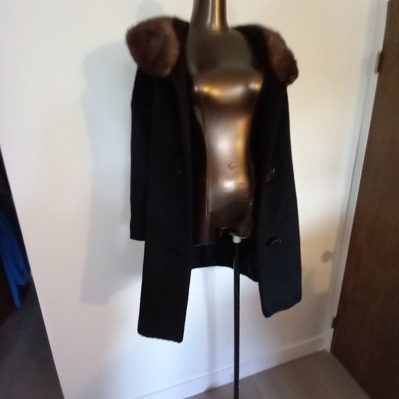 Vintage 1960s black A-line wool coat, three large buttons, faux fur collar - Picture 5 of 16